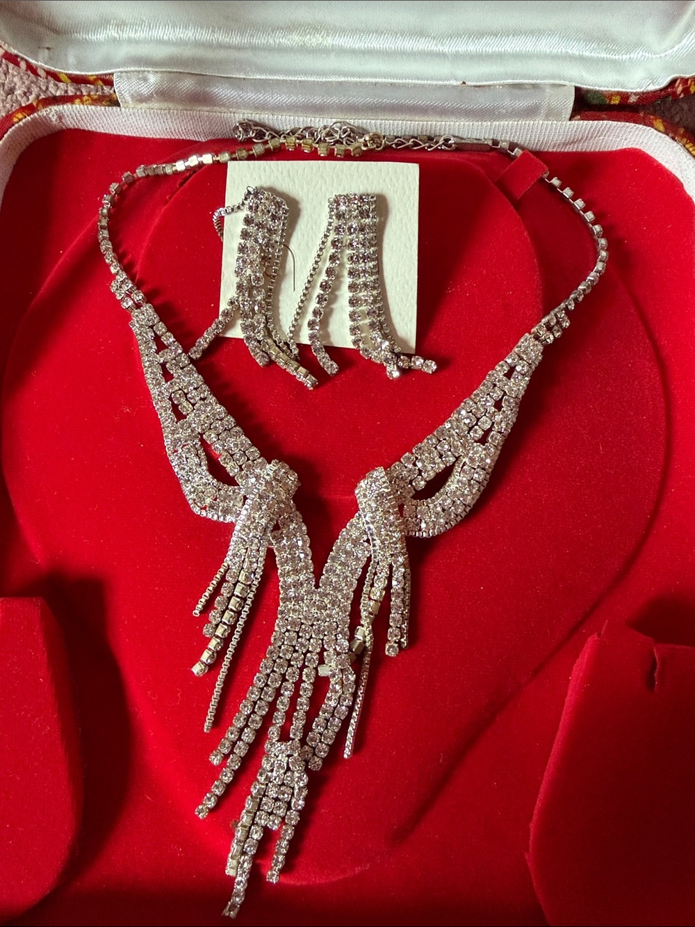 NWT Beautiful silver necklace and earring set!